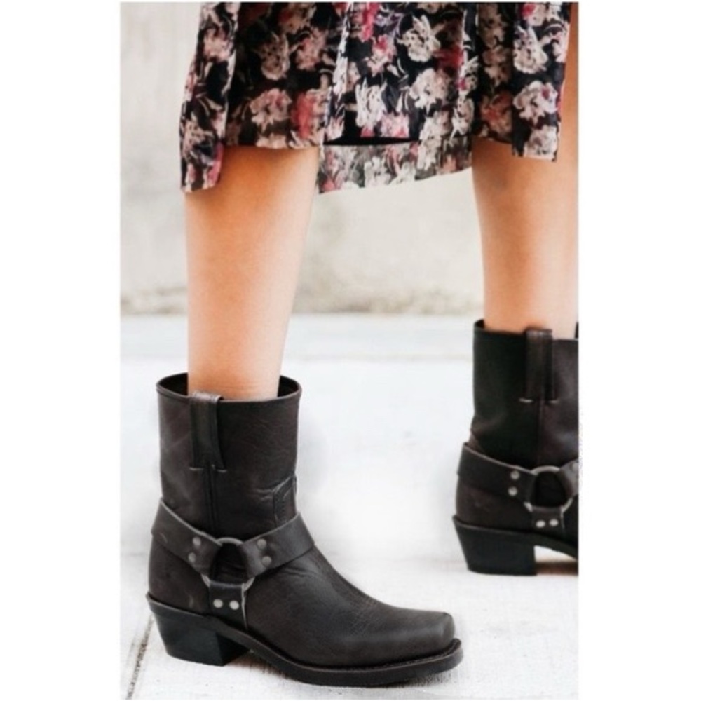 FRYE | Square-Toe 8R Harness Leather Ankle Boots in Black | 7.5